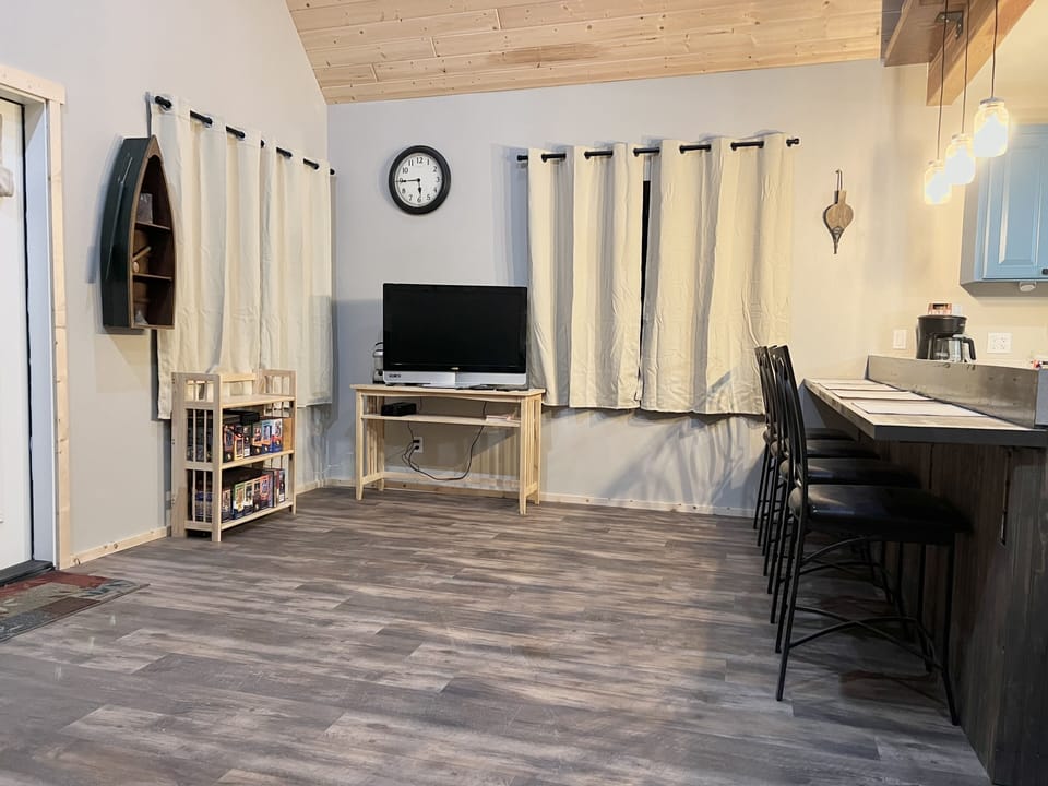 Great Room with Television and Free Wifi for Streaming 