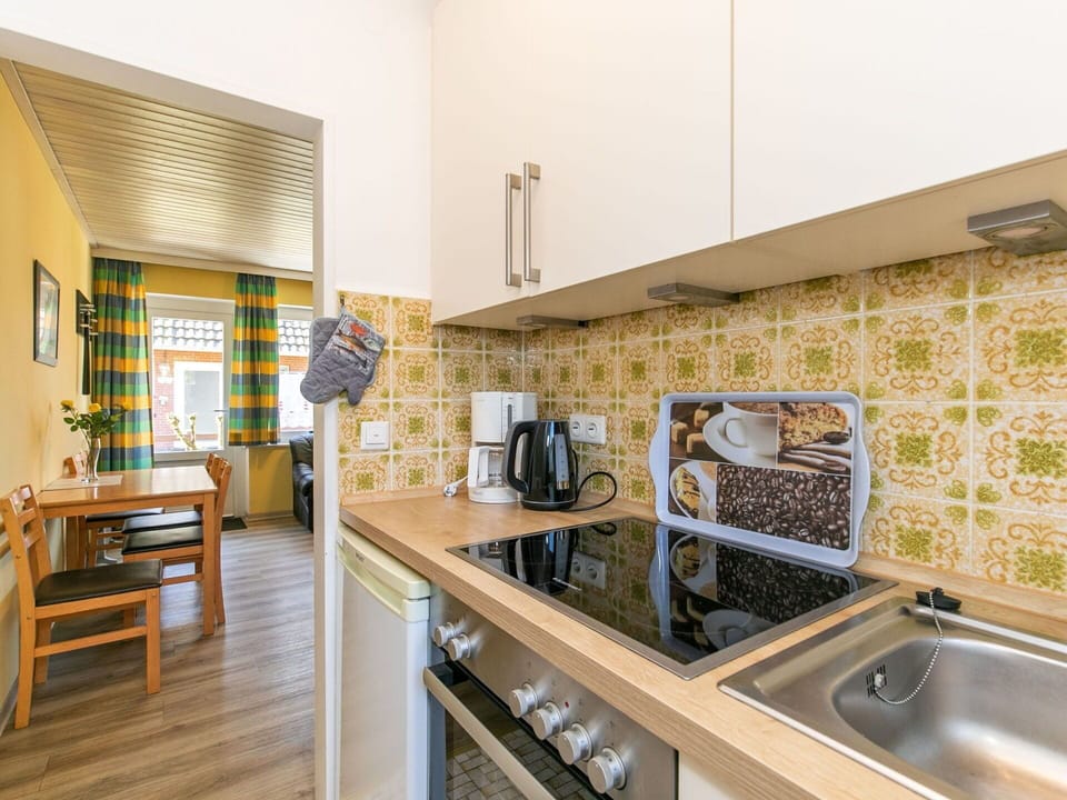 Plant, Property, Building, Natural Landscape, Tree, Land Lot, House, Cottage, Landscape, Residential Area