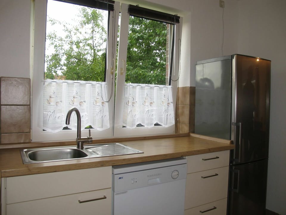 Cabinetry, Tap, Kitchen Sink, Sink, Property, Countertop, Plumbing Fixture, Window, Building, Bathroom Cabinet
