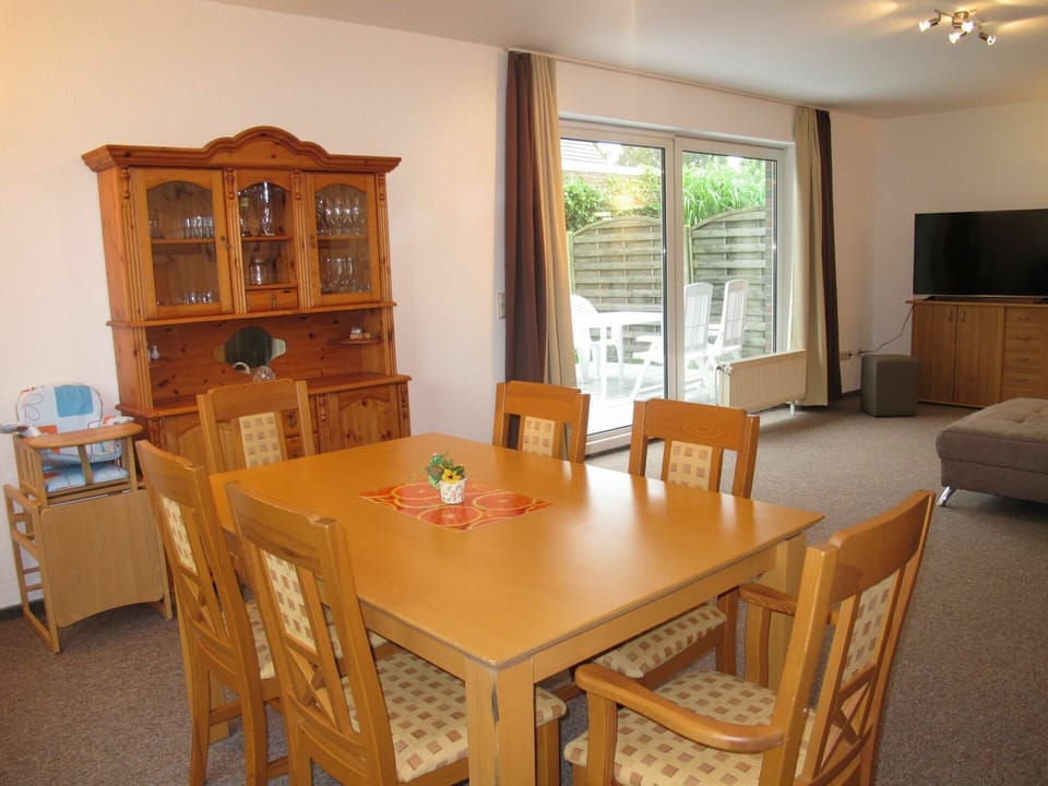 Table, Furniture, Property, Chair, Cabinetry, Building, Wood, Kitchen & Dining Room Table, Interior Design, Architecture