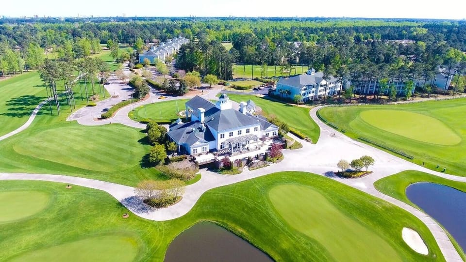 Main clubhouse with bar, restaurant & golf pro shop.