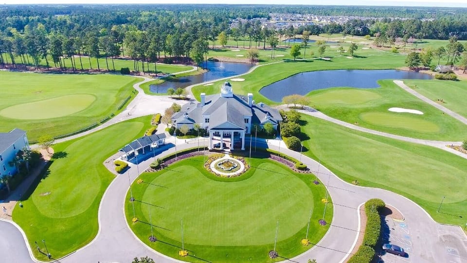 Clubhouse with bar, restaurant & golf pro shop