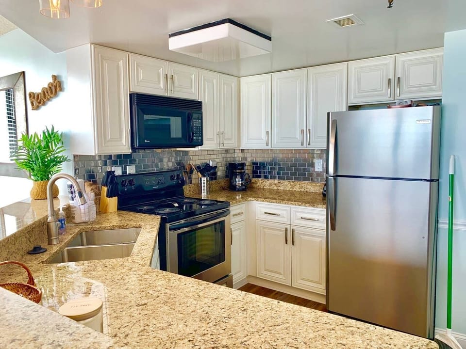 Fully stocked Renovated Kitchen with Blender, Keurig, Coffee Pot & more
