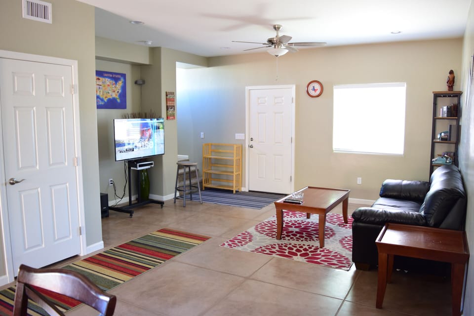 Spacious 9-foot ceiling, quiet and cozy house.