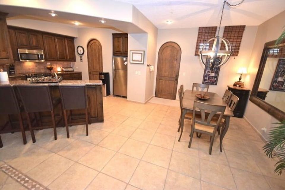 Breakfast bar and dining area