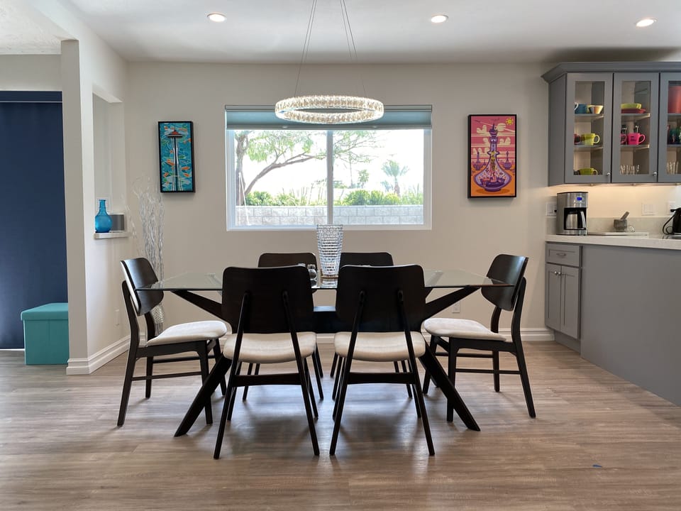 Dining room seats 6 comfortably