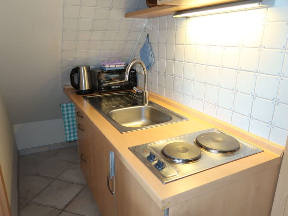 Countertop, Gas Stove, Kitchen Stove, Kitchen Sink, Kitchen Appliance, Cooktop, Cabinetry, Kitchen, Home Appliance, Stove