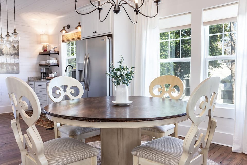 Large round table seats 6 with 2 additional bar seats at the kitchen island