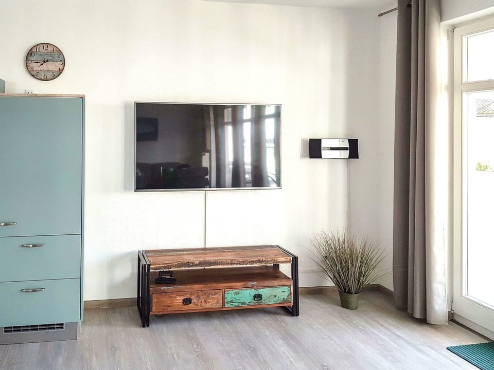 Furniture, Room, Chest Of Drawers, Floor, Table, Interior Design, Property, Chest, Drawer, Wall
