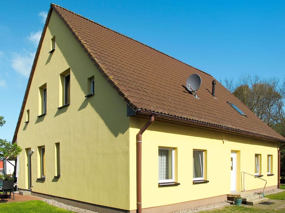 Sky, Window, Plant, Building, Wood, Land Lot, Siding, Grass, Cottage