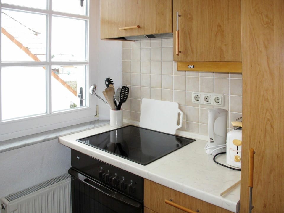 Room, Plumbing Fixture, Wood, Kitchen Sink, Property, Floor, White, Kitchen, Tap, Sink