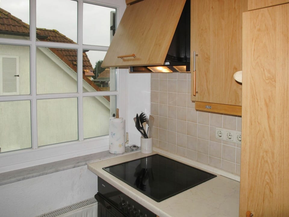 Countertop, Property, Tap, Cabinetry, Building, Window, Kitchen, Interior Design, Plumbing Fixture, Wood