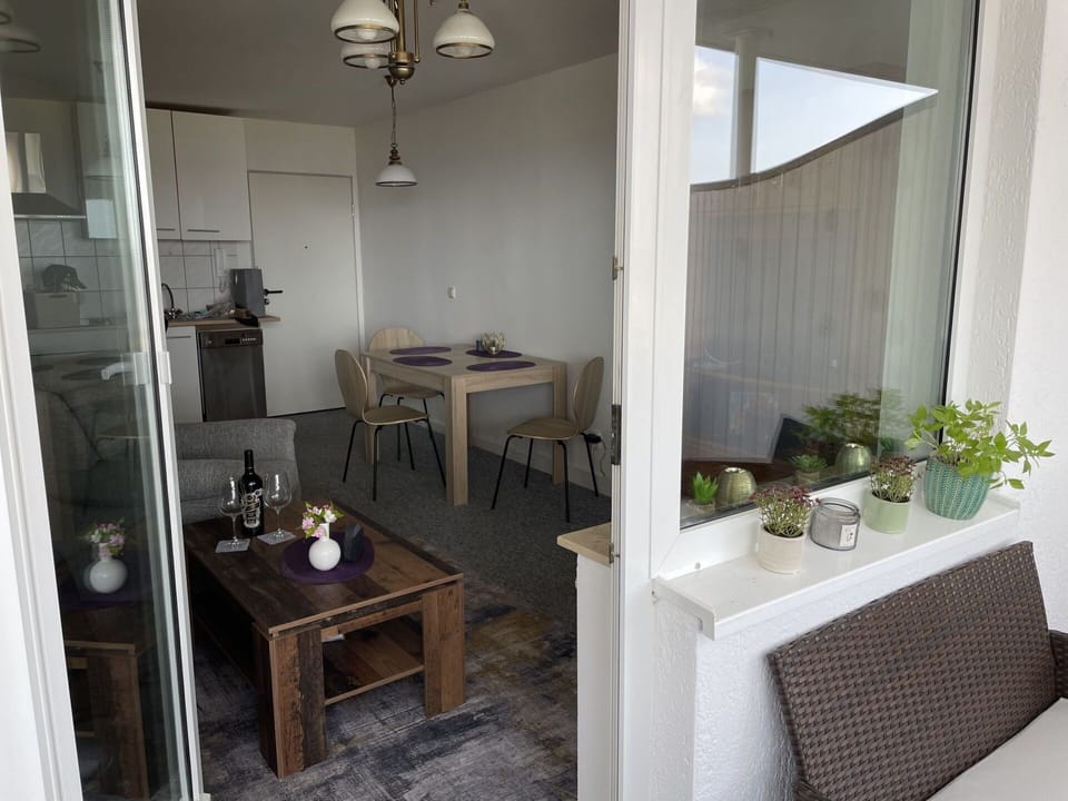 Table, Furniture, Property, Plant, Building, Lighting, Wood, Interior Design, Chair, Houseplant