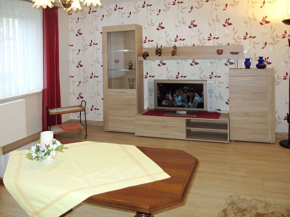 Room, Interior Design, Property, Furniture, Wall, Floor, Building, Ceiling, Wallpaper, Living Room