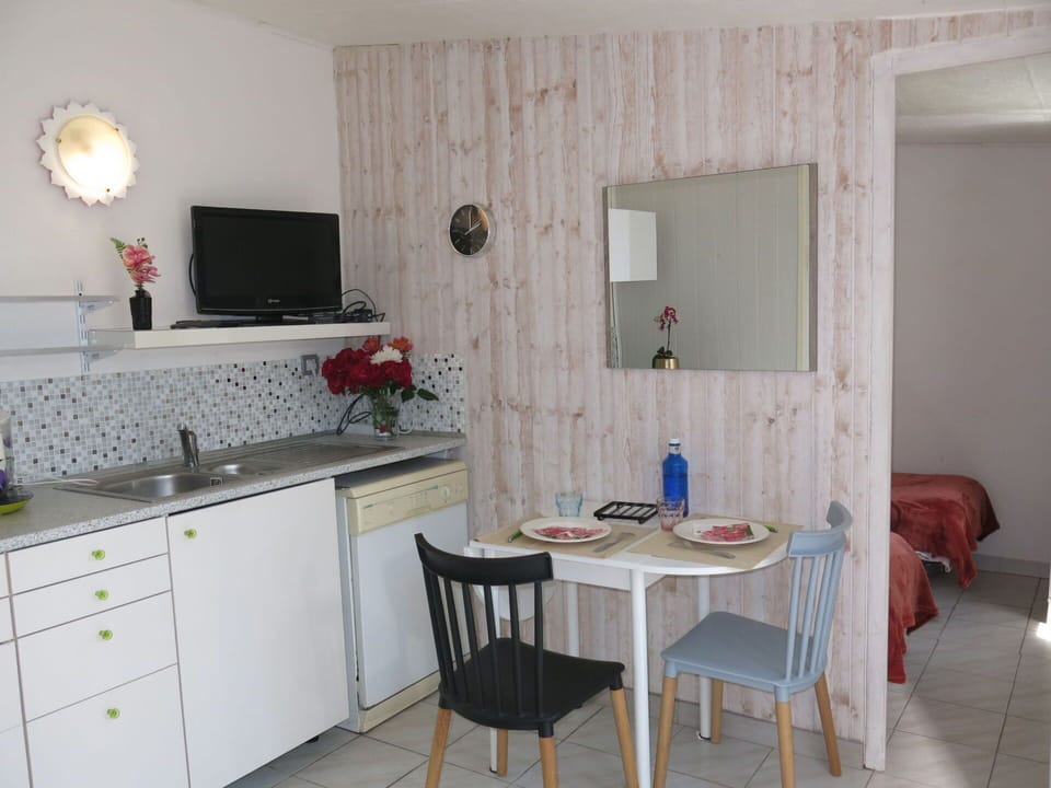 Furniture, Cabinetry, Property, Countertop, White, Building, Wood, Kitchen Sink, Chair, Table