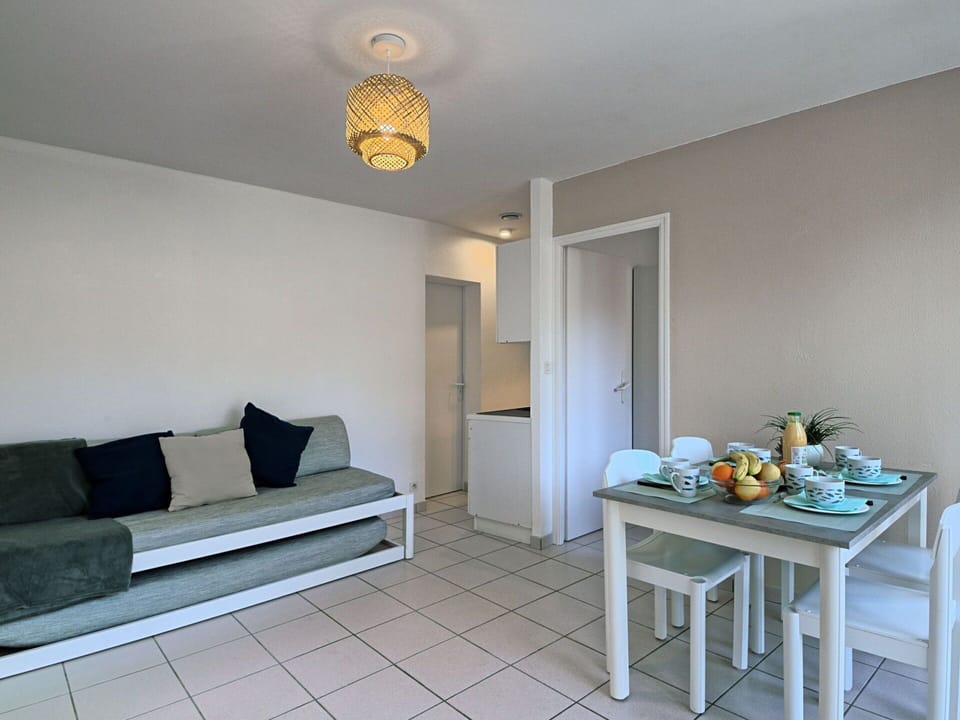 Table, Furniture, Property, Building, Comfort, Interior Design, Wood, Couch, Lamp, House