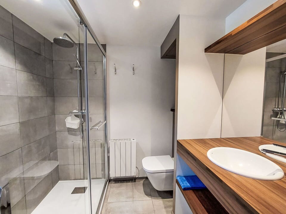 Plumbing Fixture, Property, Sink, Shower Head, Bathroom, Tap, Bathroom Sink, Shower, Interior Design