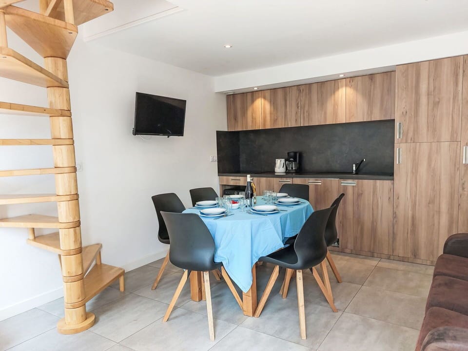 Furniture, Table, Property, Chair, Wood, Interior Design, Kitchen & Dining Room Table, Flooring, Floor, Wood Stain