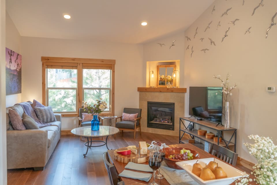 Great room overlooking Mt. Washington Dr., 3 blocks from NW Xing dining/shopping