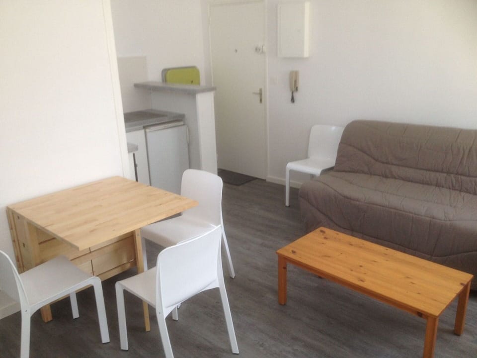 Table, Furniture, Property, Building, Couch, Wood, Interior Design, Comfort, Studio Couch, Flooring
