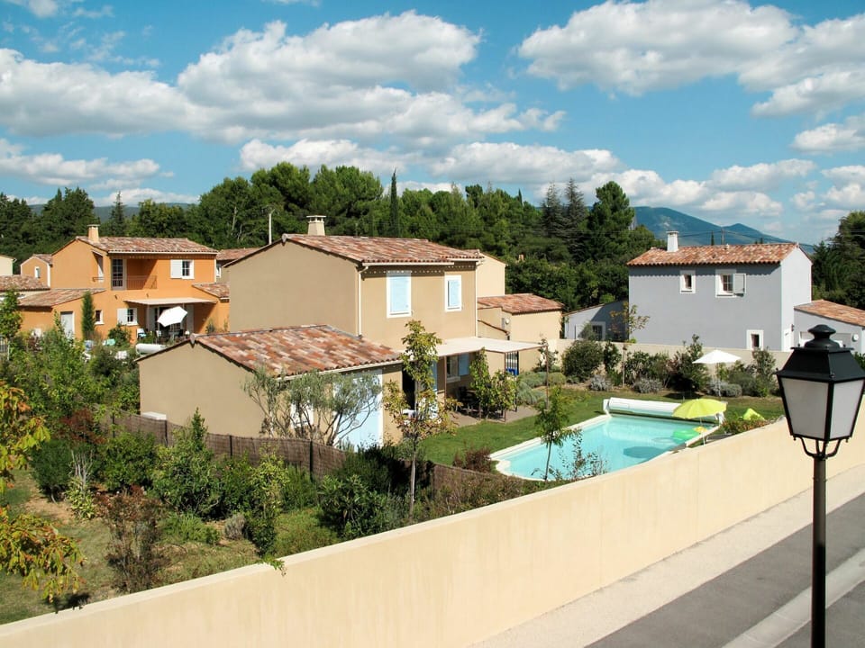 Sky, Building, Plant, Cloud, Property, Window, Tree, Water, House, Swimming Pool