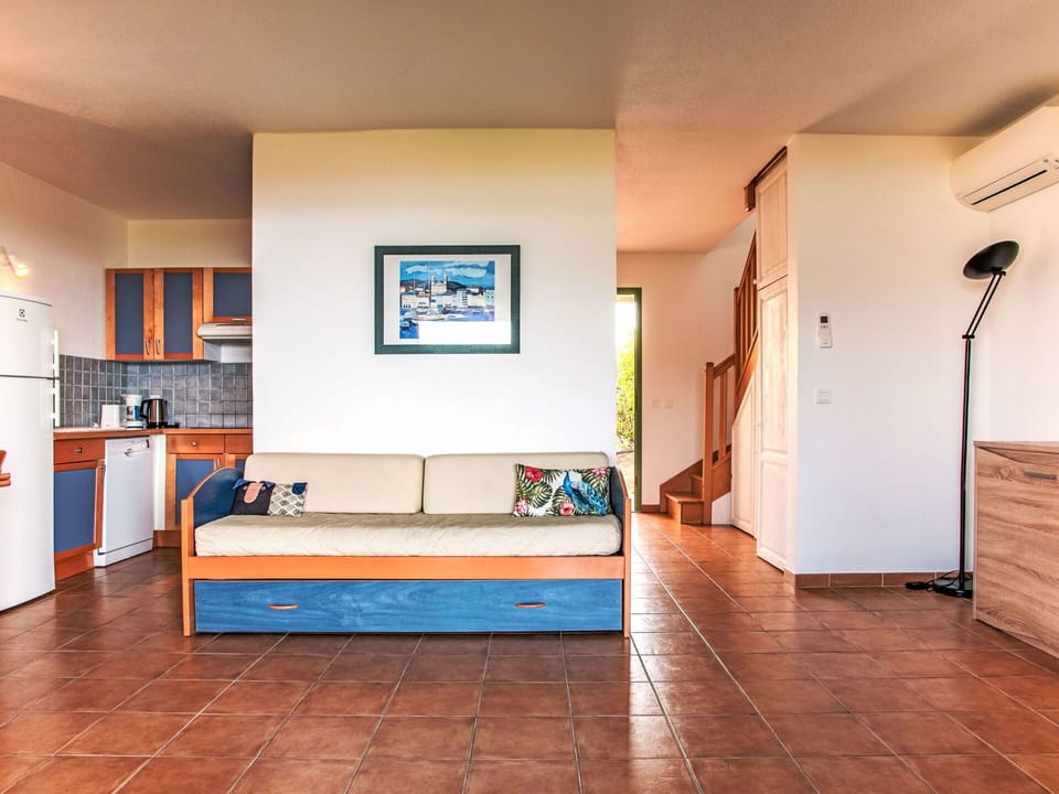 Houseplant, Plant, Wood, House, Flooring, Hall, Living Room, Floor, Building, Table
