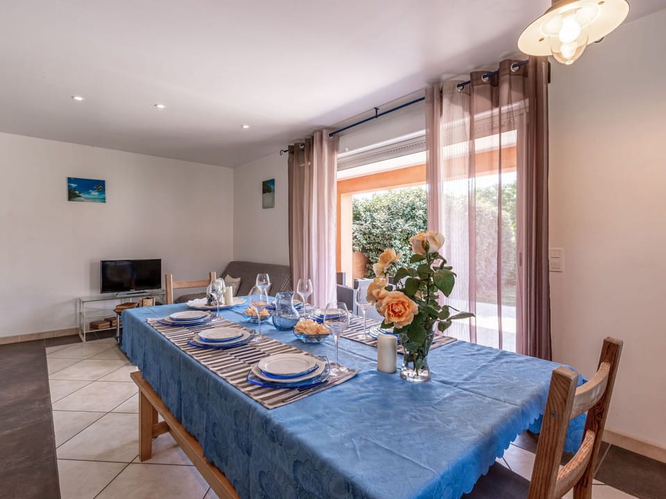 Table, Property, Furniture, Azure, Plant, Building, Tablecloth, Interior Design, Chair, Decoration