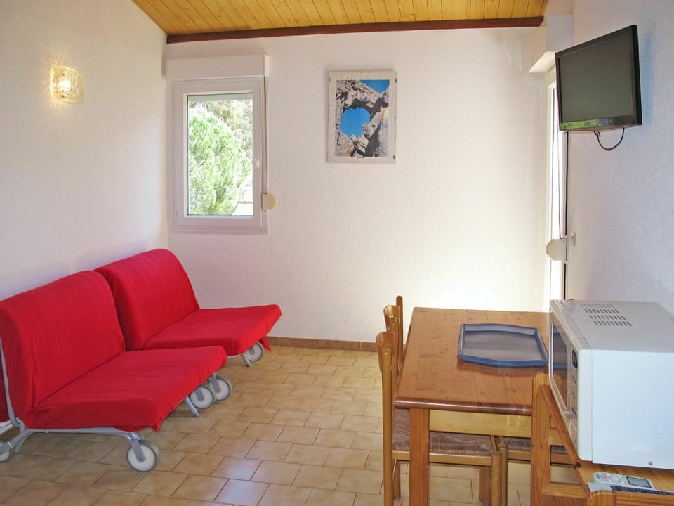 Building, Furniture, Property, Table, Window, Wood, Comfort, Interior Design, Paint, Architecture