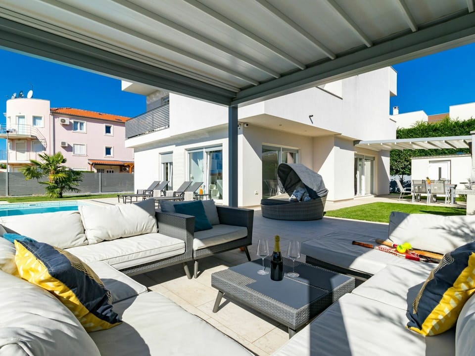 Property, Building, Interior Design, Room, Living Room, Furniture, Real Estate, Home, House, Apartment