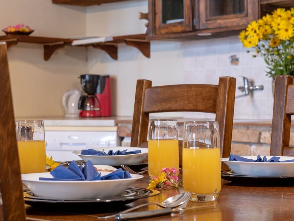 Tableware, Furniture, Serveware, Food, Table, Interior Design, Dishware, Fruit, Drinkware
