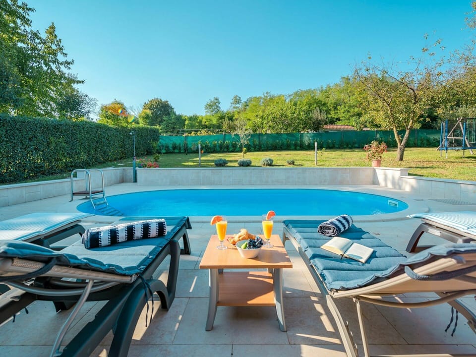 Property, Swimming Pool, Real Estate, Leisure, Building, House, Estate, Outdoor Furniture, Home, Furniture