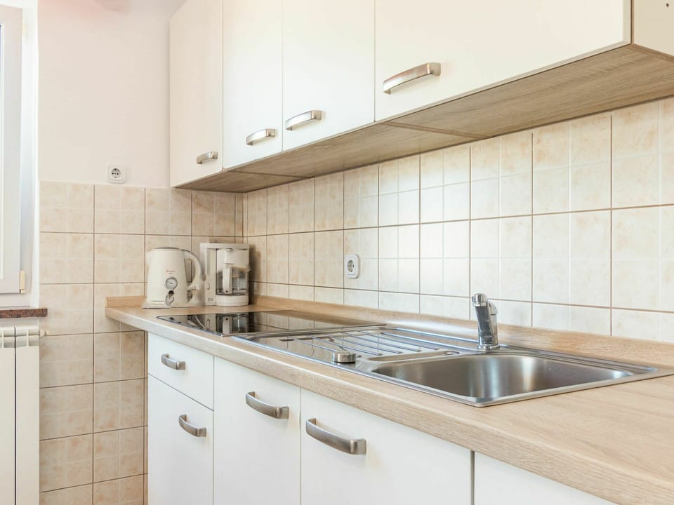 Kitchen Sink, Countertop, Cabinetry, Tap, Property, Building, Sink, Kitchen Stove, Kitchen Appliance, Plumbing Fixture