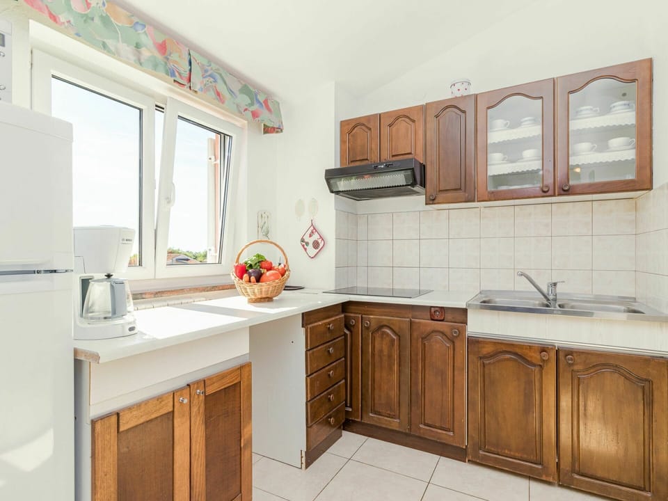 Cabinetry, Countertop, Property, Sink, Kitchen Sink, Building, Tap, Wood, Kitchen, Plumbing Fixture