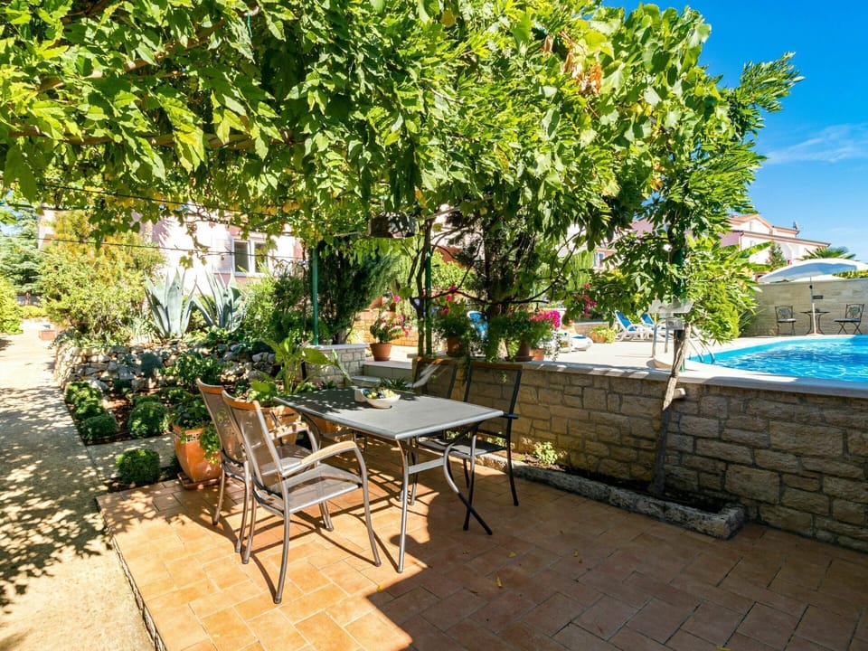 Table, Plant, Furniture, Flowerpot, Chair, Sky, Building, Outdoor Furniture, Outdoor Table, Shade