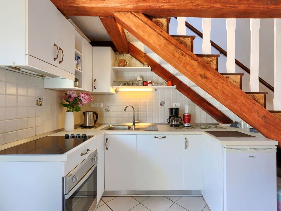 Cabinetry, Countertop, Property, Kitchen Sink, Sink, Kitchen Stove, Tap, Wood, Kitchen, Interior Design