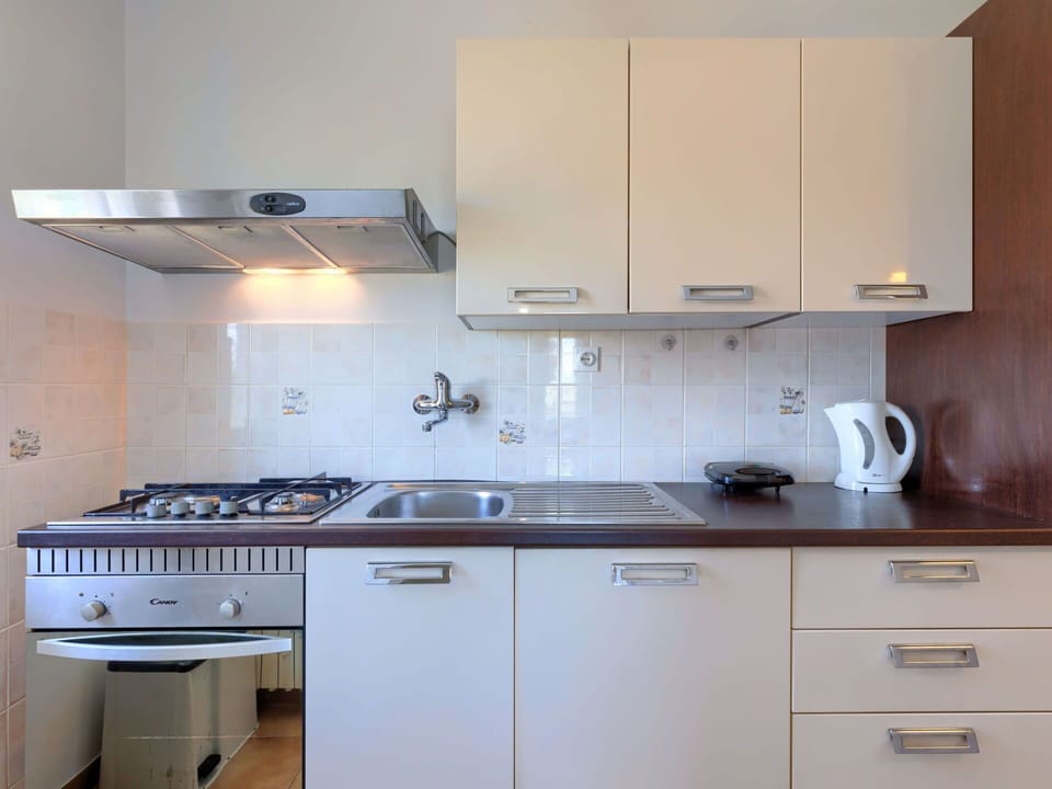 Cabinetry, Countertop, Property, Building, Kitchen Sink, Kitchen Stove, Kitchen, Kitchen Appliance, Home Appliance, Wood