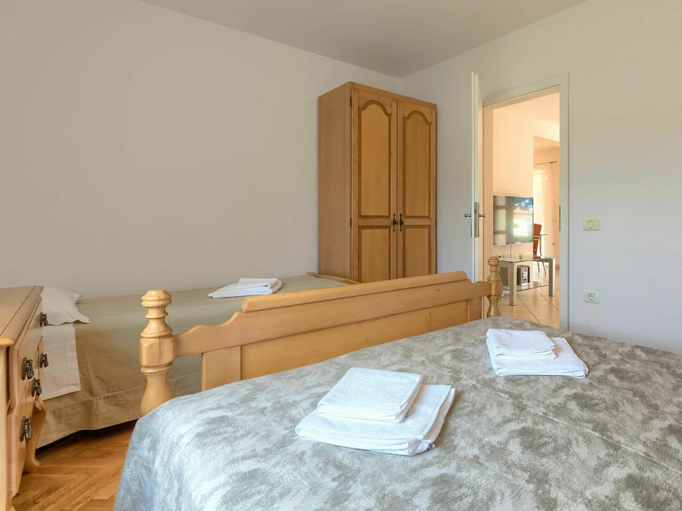 Property, Building, Furniture, Comfort, Wood, Table, Door, Textile, Cabinetry, Bed Frame