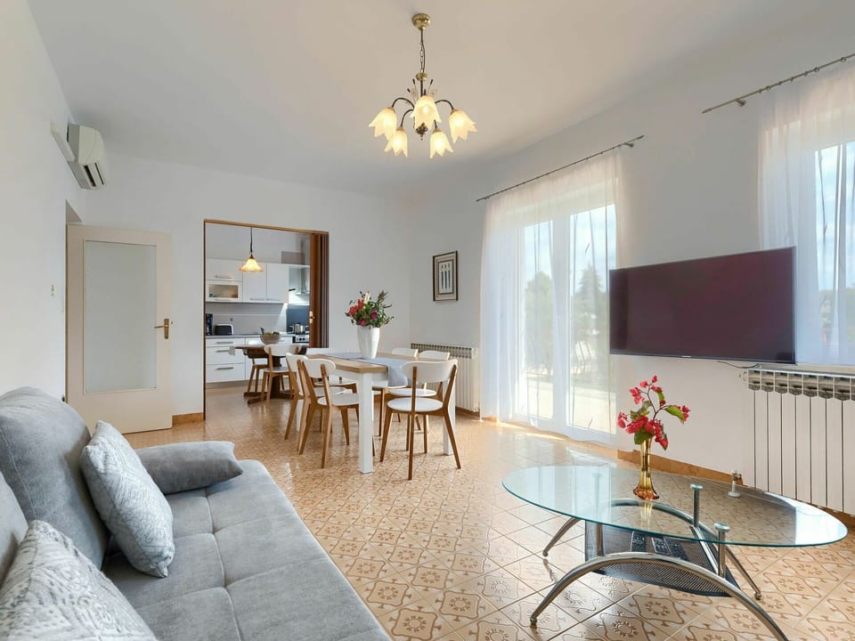 Table, Furniture, Property, Houseplant, Wood, Couch, Chair, Interior Design, Architecture, Building