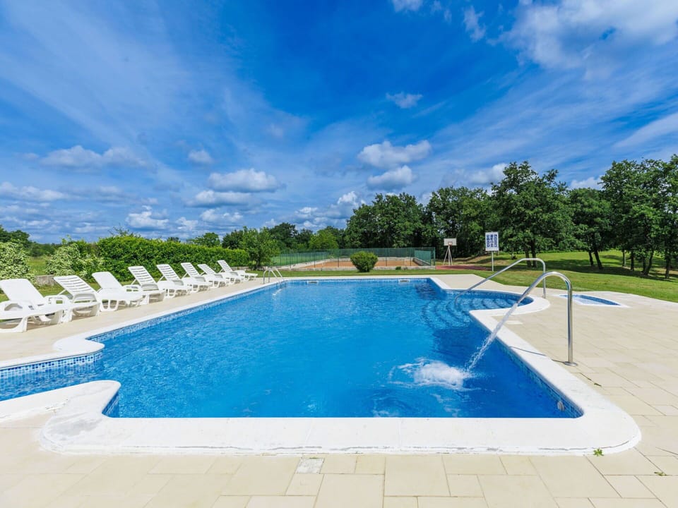 Water, Sky, Cloud, Water Resources, Plant, Swimming Pool, Blue, Azure, Grass, Tree