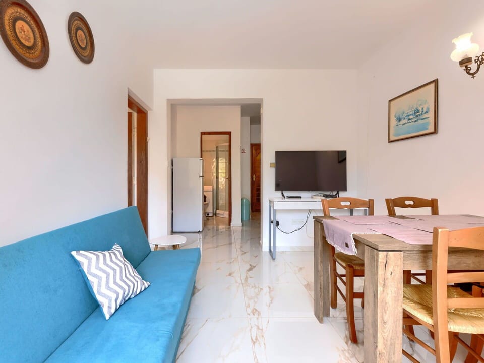 Property, Furniture, Picture Frame, Building, Cabinetry, Table, Wood, Flooring, Drawer, Floor