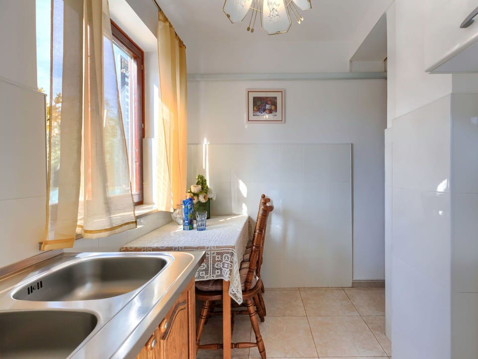 Kitchen Sink, Sink, Property, Furniture, Countertop, Tap, Cabinetry, Wood, Plumbing Fixture, Interior Design