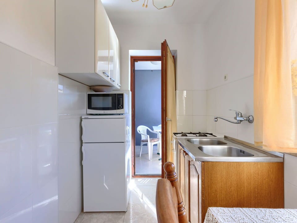 Cabinetry, Sink, Kitchen Sink, Tap, Countertop, Plumbing Fixture, Kitchen, Wood, Building, Interior Design