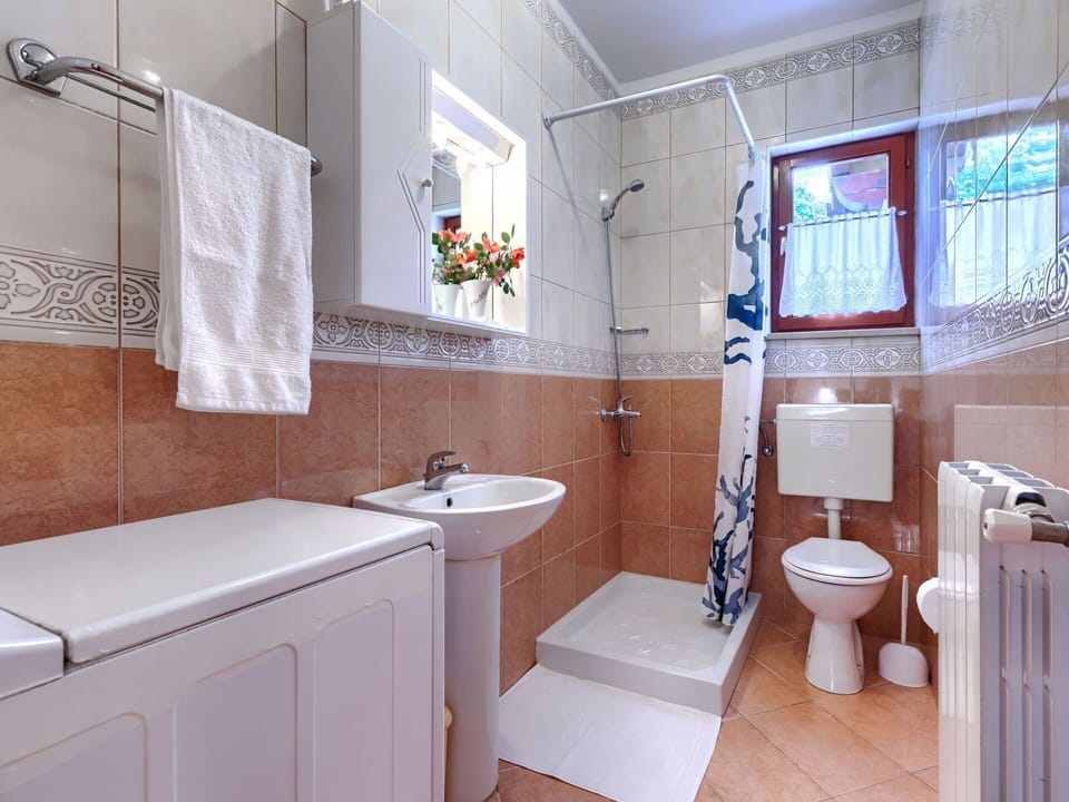 Plumbing Fixture, Bathroom, Flooring, Sink, Floor, Interior Design, Bathroom Sink, Tap, Toilet, Plumbing