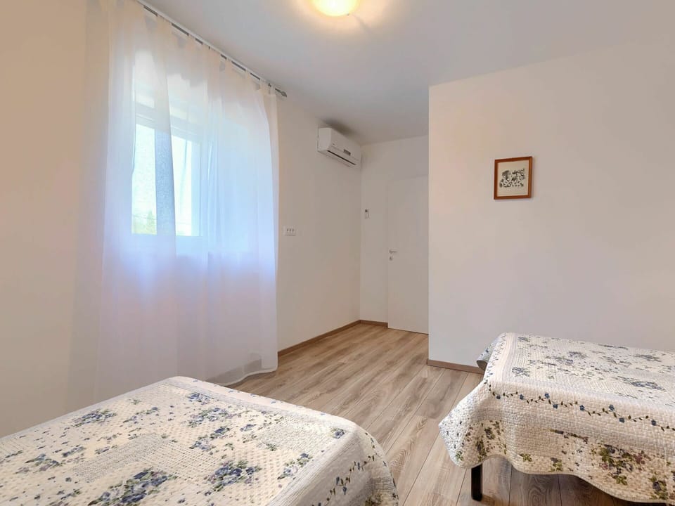 Property, Window, Wood, Textile, Lighting, Comfort, Interior Design, Building, Door