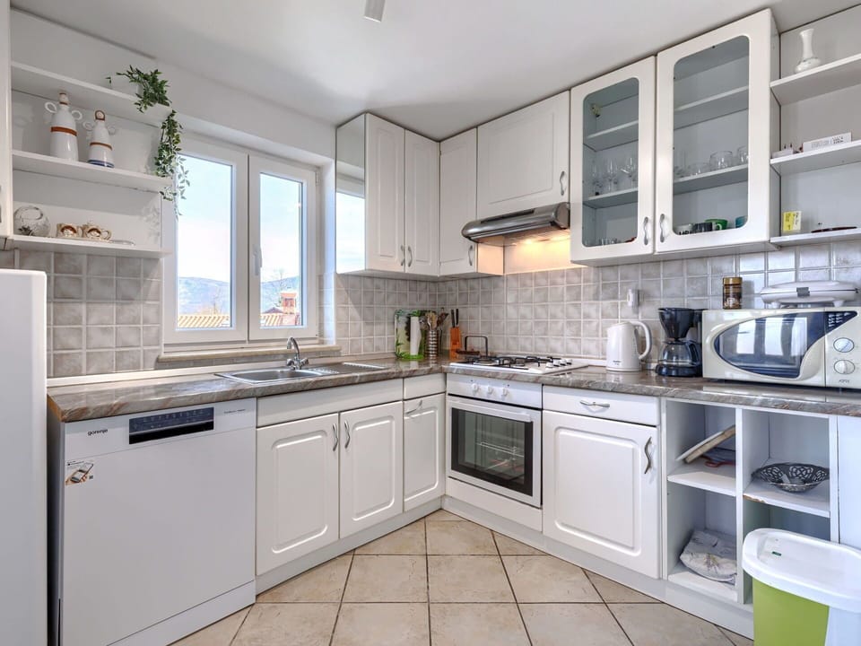 Kitchen Appliance, Kitchen, Countertop, Major Appliance, Cabinetry, Home Appliance, Interior Design, Kitchen Sink, Sink, Kitchen Stove