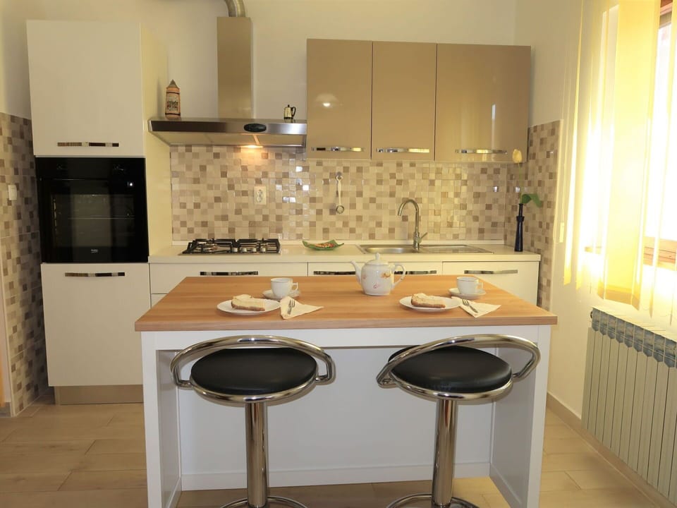 Sink, Countertop, Plumbing Fixture, Tap, Cabinetry, Wood, Building, Bathroom Cabinet, Kitchen, Flooring