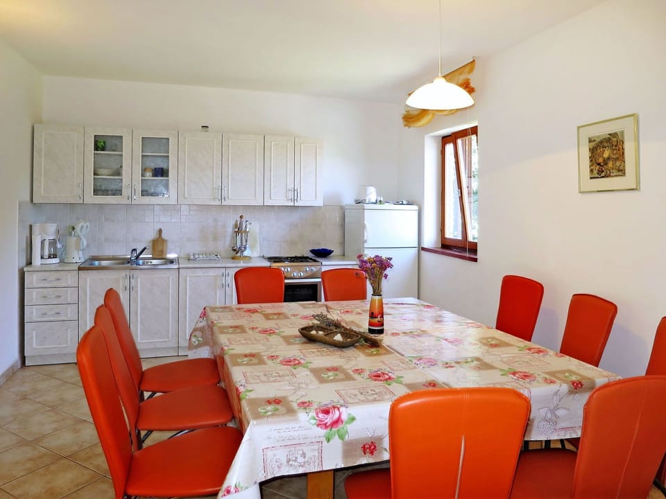 Room, Furniture, Property, Interior Design, Building, Table, Dining Room, Floor, House, Real Estate