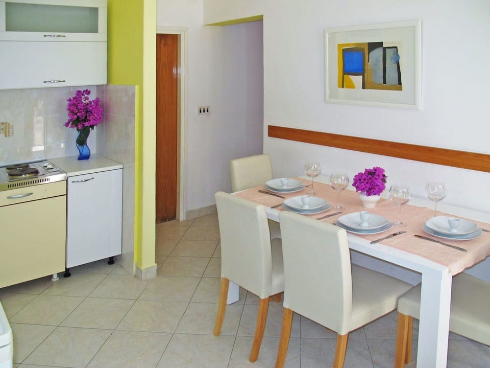 Room, Property, Furniture, Interior Design, Table, Floor, Building, House, Real Estate, Kitchen