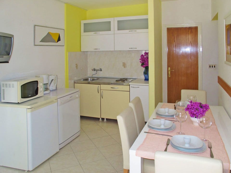 Room, Property, Major Appliance, Kitchen, Furniture, Building, House, Cabinetry, Interior Design, Apartment