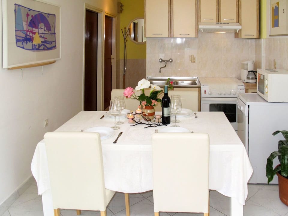Room, Property, Dining Room, Furniture, Table, Restaurant, Interior Design, Tablecloth, Building, Real Estate